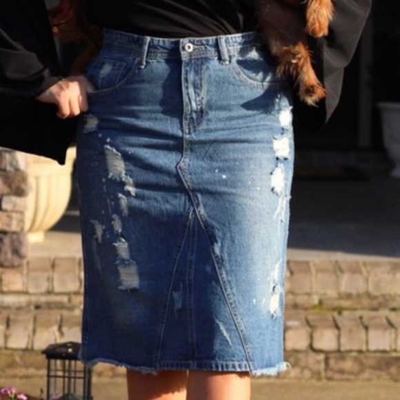 ❌SOLD❌Lt Wash Distressed/Ripped Denim Skirt - Picture 6 of 8